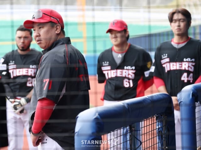 KIA 타이거즈가 24일 일본 오키나와현 카데나 야구장에서 WBC 한국 야구 대표팀과 연습경기를 가졌다. KIA 이범호 감독이 경기 후 선수들에게 적극적인 플레이를 주문하고 있다. /사진=김진경 대기자