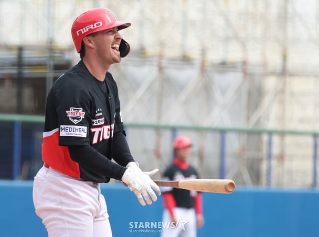 WBC 한국 야구 대표팀이 24일 일본 오키나와현 카데나 야구장에서 KIA 타이거즈와 연습경기를 가졌다. KIA 데일이 호쾌한 타격을 선보이고 있다. /사진=김진경 대기자