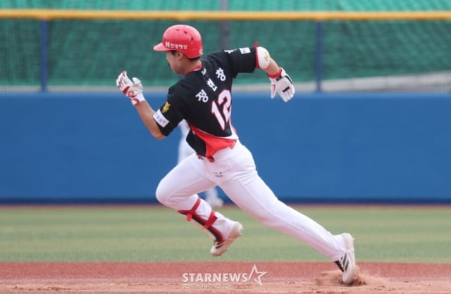 KIA 타이거즈가 24일 일본 오키나와현 카데나 야구장에서 WBC 한국 야구 대표팀과 연습경기를 가졌다. KIA 정현창이 6회초 1사에서 3루타를 날리고 질주하고 있다. /사진=김진경 대기자