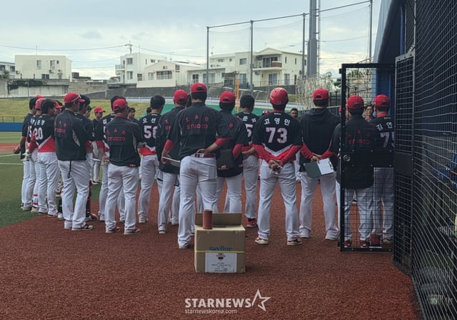 KIA 이범호 감독이 24일 일본 오키나와현 카데나에 위치한 카데나 야구장에서 열린 2026 월드베이스볼클래식(WBC) 대비 한국 야구 국가대표팀과 연습경기에서 3-6으로 패한 뒤 선수단을 소집했다. /사진=김동윤 기자