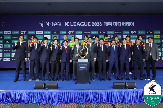 25일 서울 서대문구 스위스 그랜드 호텔에서 열린 하나은행 K리그1 2026 개막 미디어데이에 참석한 12개 구단 감독과 대표 선수가 기념 사진을 촬영하고 있다. /사진=한국프로축구연맹 제공