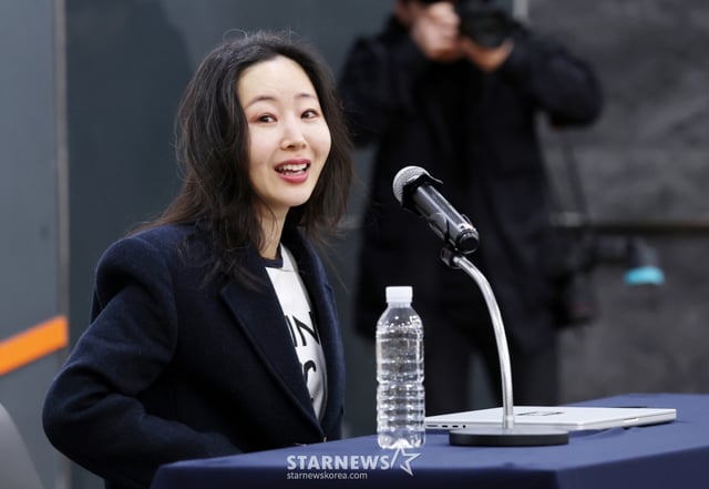 오케이 레코즈 대표 민희진이 25일 서울 종로구 교원 챌린지홀에서 열린 1심 소송 결과와 향후 계획 발표를 위한 기자회견에서 발언하고 있다. /2026.02.25 /사진=김휘선 hwijpg@
