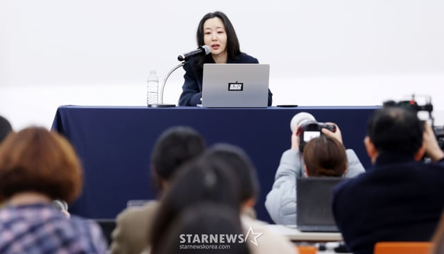 오케이 레코즈 민희진 대표가 25일 서울 종로구 교원 챌린지홀에서 열린 1심 소송 결과와 향후 계획 발표를 위한 기자회견에서 발언하고 있다. /2026.02.25 /사진=김휘선 hwijpg@
