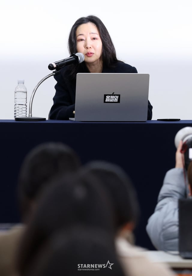 오케이 레코즈 대표 민희진이 25일 서울 종로구 교원 챌린지홀에서 열린 1심 소송 결과와 향후 계획 발표를 위한 기자회견에서 발언하고 있다. /2026.02.25 /사진=김휘선 hwijpg@