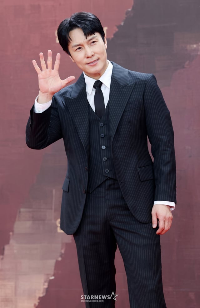 배우 김동완이 31일 서울 영등포구 KBS신관홀에서 진행된 '2025 KBS 연기대상' 레드카펫 행사에 참석해 포즈를 취하고 있다. /2025.12.31 /사진=김휘선 hwijpg@