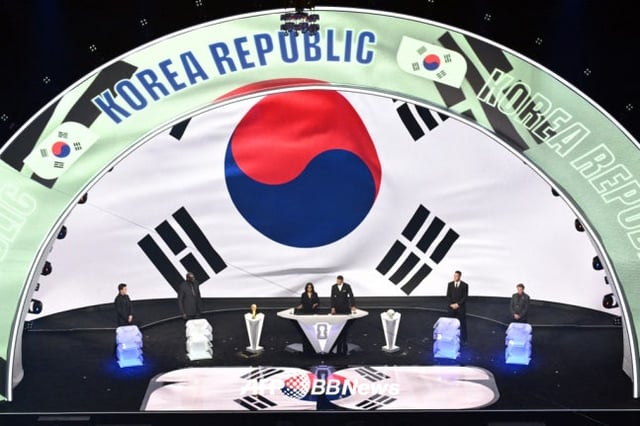 지난해 12월 5일(현지시간) 미국 워싱턴 DC에서 열린 2026 FIFA 북중미 월드컵 본선 조 추첨식에서 한국이 소개되고 있다. /AFPBBNews=뉴스1 