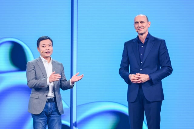 (From left) CEO He Xiaofeng, Volkswagen China Corporation CEO Ralph Brandstätter/photo courtesy = Xiaofeng