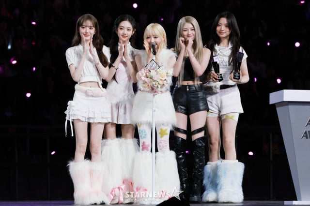 그룹 키키(KiiiKiii)가 2025년 12월 6일 가오슝 내셔널 스타디움에서 진행된 스타뉴스 주최 '10주년 아시아 아티스트 어워즈 2025(10th Anniversary Asia Artist Awards 2025, '10주년 AAA 2025')에서 AAA 신인상(Rookie of the Year)을 받고 수상소감을 말하고 있다. /2025.12.06 /사진=임성균 tjdrbs23@