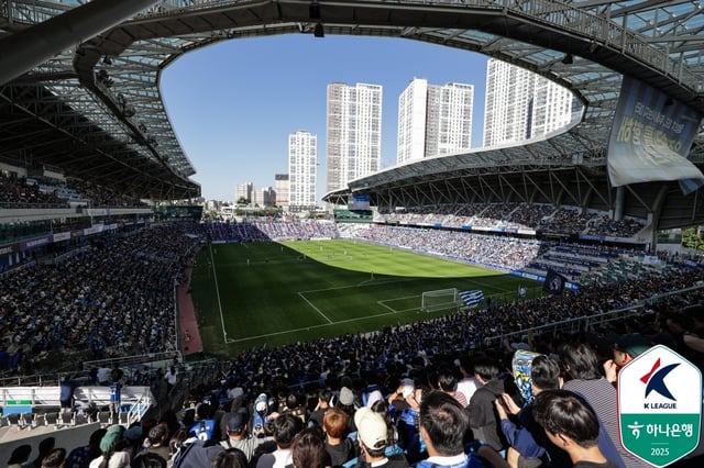 지난해 10월 1만 8134명의 관중이 찾아 매진을 달성했던 인천축구전용경기장 전경. /사진=한국프로축구연맹 제공