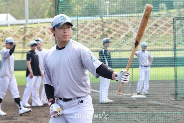 KT 위즈가 26일 일본 오키나와현 우루마 쿠시카와 야구장에서 스프링캠프 일정을 진행했다. 이강민이 밝은 표정으로 타격 훈련을 하고 있다. /사진=김진경 대기자