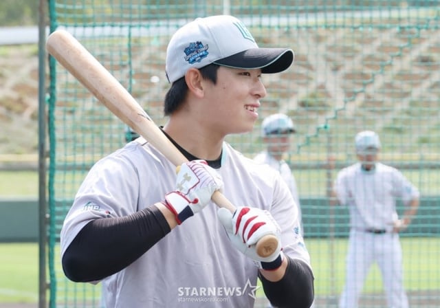 KT 위즈가 26일 일본 오키나와현 우루마 쿠시카와 야구장에서 스프링캠프 일정을 진행했다. 이강민이 밝은 표정으로 타격 훈련을 하고 있다. /사진=김진경 대기자