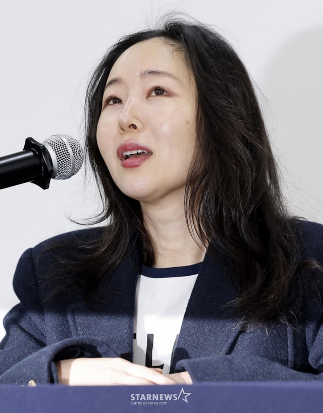 [서울=뉴시스] 김혜진 기자 = 민희진 오케이 레코즈 대표가 25일 서울 종로구 교원 챌린지홀에서 열린 1심 소송 결과와 향후 계획 등 발표를 위한 기자회견에서 발언하고 있다. 2026.02.25. jini@newsis.com /사진=김혜진