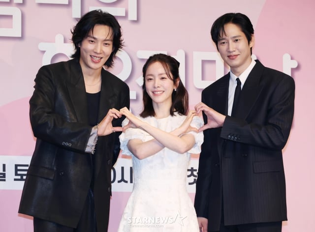 배우 이기택, 한지민, 박성훈이 26일 서울 구로구 더 링크 호텔에서 진행된 JTBC 토일드라마 '미혼남녀의 효율적 만남' 제작발표회에 참석해 포즈를 취하고 있다. 사랑을 결심한 여자가 소개팅에 나가 다른 매력을 가진 두 남자를 만나고 끌리고 또 흔들리면서 결국 진정한 사랑의 의미를 찾아 나가는 이야기를 그린 드라마 '미혼남녀의 효율적 만남'은 오는 28일 첫 방송된다. /2026.02.26 /사진=이동훈 photoguy@