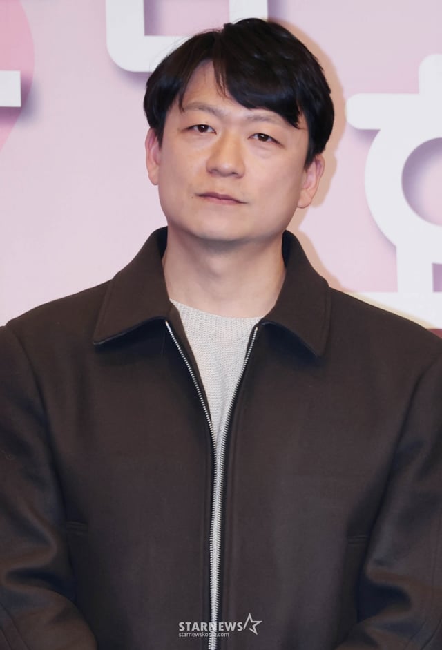 이재훈 감독이 26일 서울 구로구 더 링크 호텔에서 진행된 JTBC 토일드라마 '미혼남녀의 효율적 만남' 제작발표회에 참석해 포즈를 취하고 있다. 사랑을 결심한 여자가 소개팅에 나가 다른 매력을 가진 두 남자를 만나고 끌리고 또 흔들리면서 결국 진정한 사랑의 의미를 찾아 나가는 이야기를 그린 드라마 '미혼남녀의 효율적 만남'은 오는 28일 첫 방송된다. /2026.02.26 /사진=이동훈 photoguy@
