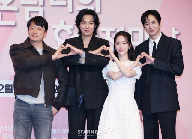 이재훈 감독, 배우 이기택, 한지민, 박성훈이 26일 서울 구로구 더 링크 호텔에서 진행된 JTBC 토일드라마 '미혼남녀의 효율적 만남' 제작발표회에 참석해 포즈를 취하고 있다. 사랑을 결심한 여자가 소개팅에 나가 다른 매력을 가진 두 남자를 만나고 끌리고 또 흔들리면서 결국 진정한 사랑의 의미를 찾아 나가는 이야기를 그린 드라마 '미혼남녀의 효율적 만남'은 오는 28일 첫 방송된다. /2026.02.26 /사진=이동훈 photoguy@