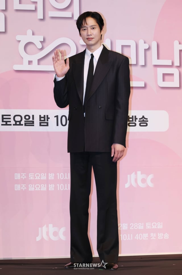 배우 박성훈이 26일 서울 구로구 더 링크 호텔에서 진행된 JTBC 토일드라마 '미혼남녀의 효율적 만남' 제작발표회에 참석해 포즈를 취하고 있다. 사랑을 결심한 여자가 소개팅에 나가 다른 매력을 가진 두 남자를 만나고 끌리고 또 흔들리면서 결국 진정한 사랑의 의미를 찾아 나가는 이야기를 그린 드라마 '미혼남녀의 효율적 만남'은 오는 28일 첫 방송된다. /2026.02.26 /사진=이동훈 photoguy@