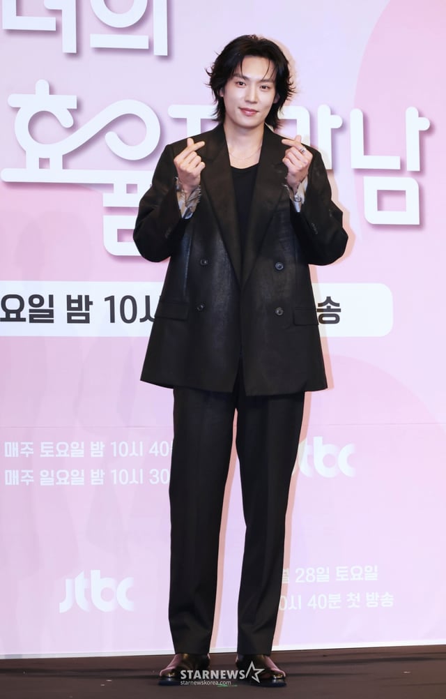 배우 이기택이 26일 서울 구로구 더 링크 호텔에서 진행된 JTBC 토일드라마 '미혼남녀의 효율적 만남' 제작발표회에 참석해 포즈를 취하고 있다. 사랑을 결심한 여자가 소개팅에 나가 다른 매력을 가진 두 남자를 만나고 끌리고 또 흔들리면서 결국 진정한 사랑의 의미를 찾아 나가는 이야기를 그린 드라마 '미혼남녀의 효율적 만남'은 오는 28일 첫 방송된다. /2026.02.26 /사진=이동훈 photoguy@