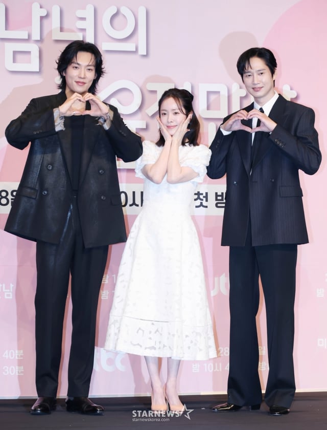 배우 이기택, 한지민, 박성훈이 26일 서울 구로구 더 링크 호텔에서 진행된 JTBC 토일드라마 '미혼남녀의 효율적 만남' 제작발표회에 참석해 포즈를 취하고 있다. 사랑을 결심한 여자가 소개팅에 나가 다른 매력을 가진 두 남자를 만나고 끌리고 또 흔들리면서 결국 진정한 사랑의 의미를 찾아 나가는 이야기를 그린 드라마 '미혼남녀의 효율적 만남'은 오는 28일 첫 방송된다. /2026.02.26 /사진=이동훈 photoguy@