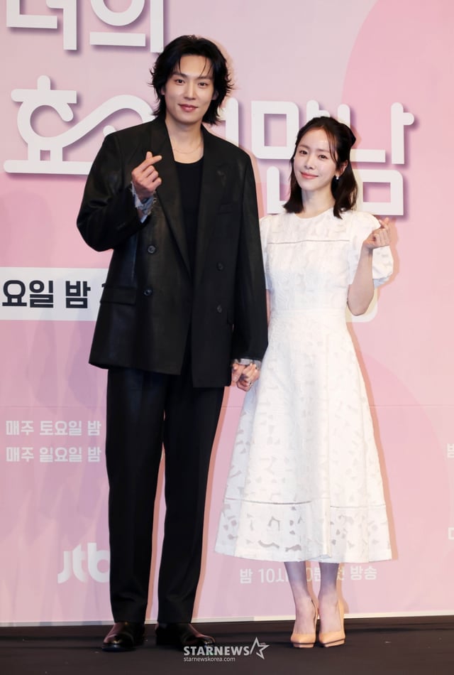 배우 이기택, 한지민이 26일 서울 구로구 더 링크 호텔에서 진행된 JTBC 토일드라마 '미혼남녀의 효율적 만남' 제작발표회에 참석해 포즈를 취하고 있다. 사랑을 결심한 여자가 소개팅에 나가 다른 매력을 가진 두 남자를 만나고 끌리고 또 흔들리면서 결국 진정한 사랑의 의미를 찾아 나가는 이야기를 그린 드라마 '미혼남녀의 효율적 만남'은 오는 28일 첫 방송된다. /2026.02.26 /사진=이동훈 photoguy@