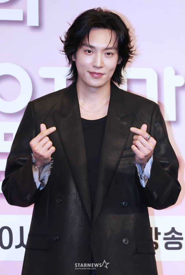 배우 이기택이 26일 서울 구로구 더 링크 호텔에서 진행된 JTBC 토일드라마 '미혼남녀의 효율적 만남' 제작발표회에 참석해 포즈를 취하고 있다. 사랑을 결심한 여자가 소개팅에 나가 다른 매력을 가진 두 남자를 만나고 끌리고 또 흔들리면서 결국 진정한 사랑의 의미를 찾아 나가는 이야기를 그린 드라마 '미혼남녀의 효율적 만남'은 오는 28일 첫 방송된다. /2026.02.26 /사진=이동훈 photoguy@