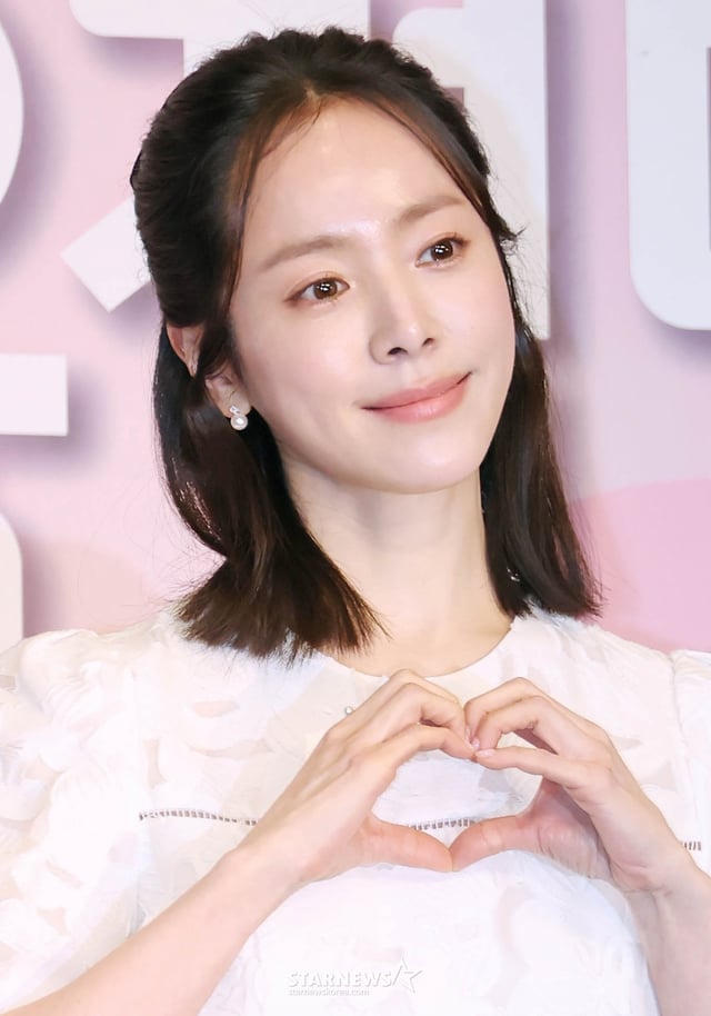 배우 한지민이 26일 서울 구로구 더 링크 호텔에서 진행된 JTBC 토일드라마 '미혼남녀의 효율적 만남' 제작발표회에 참석해 포즈를 취하고 있다. 사랑을 결심한 여자가 소개팅에 나가 다른 매력을 가진 두 남자를 만나고 끌리고 또 흔들리면서 결국 진정한 사랑의 의미를 찾아 나가는 이야기를 그린 드라마 '미혼남녀의 효율적 만남'은 오는 28일 첫 방송된다. /2026.02.26 /사진=이동훈 photoguy@