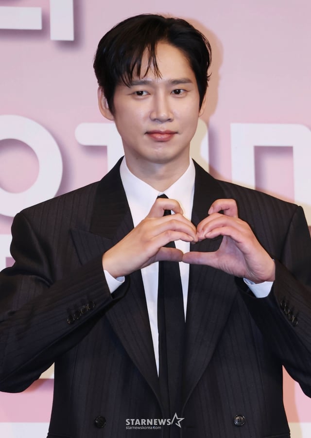 배우 박성훈이 26일 서울 구로구 더 링크 호텔에서 진행된 JTBC 토일드라마 '미혼남녀의 효율적 만남' 제작발표회에 참석해 포즈를 취하고 있다. 사랑을 결심한 여자가 소개팅에 나가 다른 매력을 가진 두 남자를 만나고 끌리고 또 흔들리면서 결국 진정한 사랑의 의미를 찾아 나가는 이야기를 그린 드라마 '미혼남녀의 효율적 만남'은 오는 28일 첫 방송된다. /2026.02.26 /사진=이동훈 photoguy@