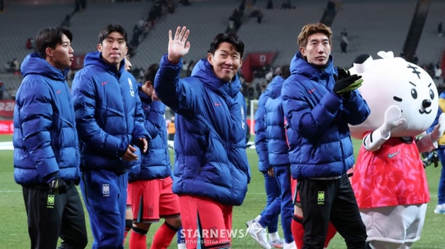 지난해 11월 가나전을 마친 뒤 팬들에게 인사하고 있는 손흥민(가운데) 등 대한민국 축구대표팀 선수들. /사진=김진경 대기자