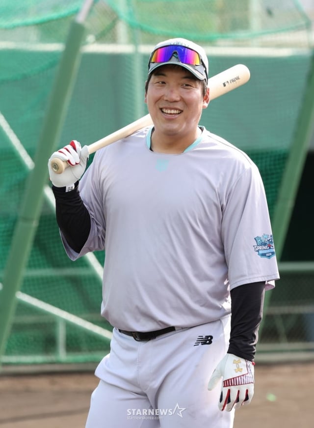 KT 위즈가 26일 일본 오키나와현 우루마 쿠시카와 야구장에서 스프링캠프 일정을 진행했다. 김현수가 타격 훈련을 하고 있다. /사진=김진경 대기자