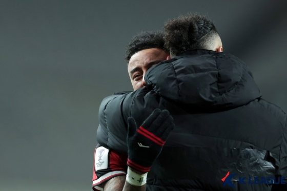 서울월드컵경기장에서 열린 멜버른 시티와의 AFC 챔피언스리그 경기를 끝으로 서울 고별전을 치른 FC서울 제시 린가드가 아쉬움의 눈물을 흘리고 있다. /사진=한국프로축구연맹 제공