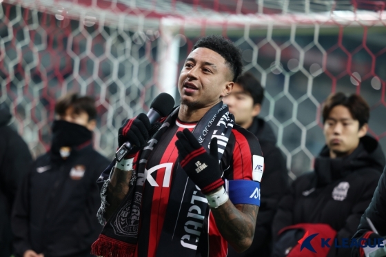 서울월드컵경기장에서 열린 멜버른 시티와의 AFC 챔피언스리그 경기를 끝으로 서울 고별전을 치른 FC서울 제시 린가드가 팬들에게 마지막 인사를 하고 있다. /사진=한국프로축구연맹 제공