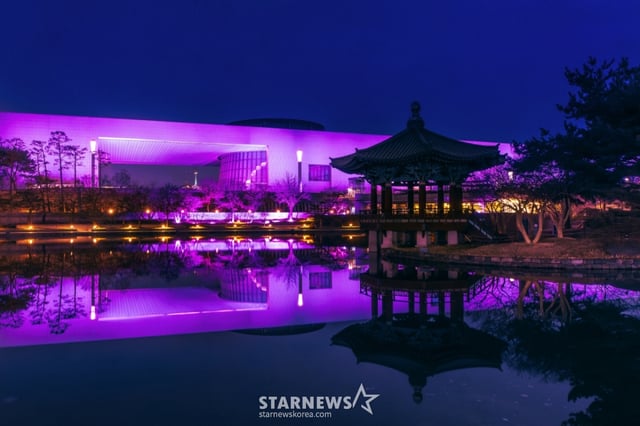 [서울=뉴시스] YG엔터테인먼트는 블랙핑크 컴백을 기념해 내달 8일까지 서울 용산구 국립중앙박물관에서 '국중박 X 블랙핑크' 프로젝트를 선보인다고 27일 밝혔다. 사진은 '국중박 X 블랙핑크' 프로젝트가 진행되는 국립중앙박물관 모습. (사진=YG엔터테인먼트 제공) 2026.02.27. photo@newsis.com *재판매 및 DB 금지 /사진=