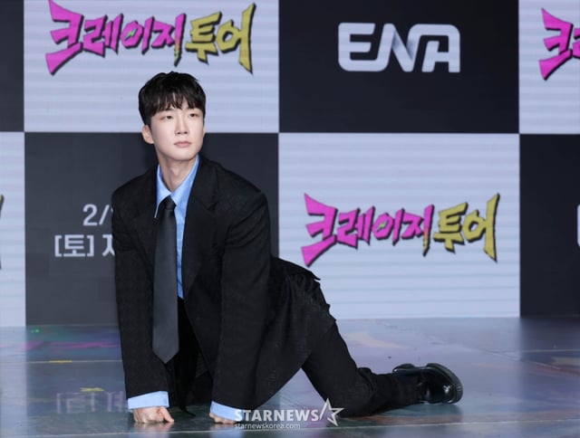 가수 이승훈이 27일 오후 서울 마포구 상암동 쇼킹케이팝센터에서 진행된 ENA 예능 '크레이지 투어' 제작발표회에 참석해 포즈를 취하고 있다. 전 세계 곳곳에 숨어 있는 이색적인 액티비티와 도전을 찾아 떠나는 여행 예능 '크레이지 투어'는 오는 28일 첫 방송된다. /2026.02.27 /사진=이동훈 photoguy@