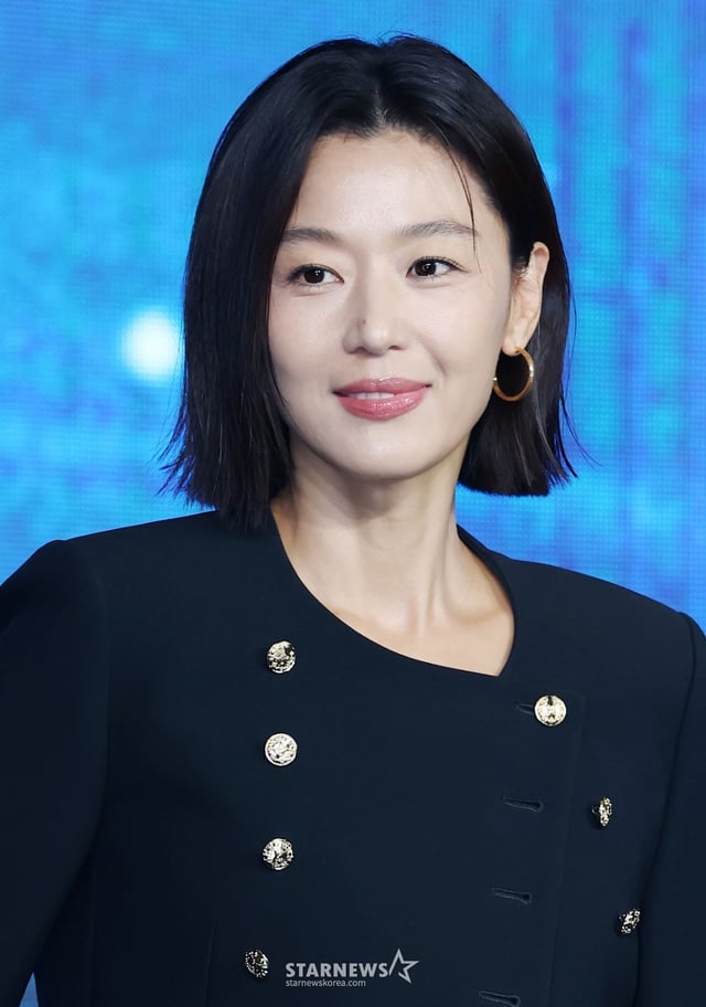 배우 전지현이 2일 오전 서울 포시즌스 호텔에서 진행된 디즈니+ 오리지널 시리즈 '북극성' 제작발표회에 참석해 포즈를 취하고 있다. /2025.09.10 /사진=이동훈 photoguy@
