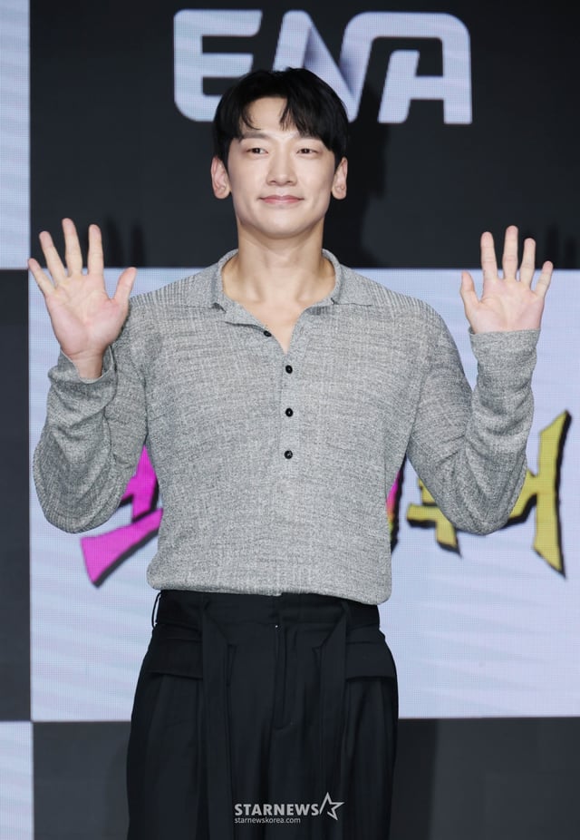 가수 비가 27일 오후 서울 마포구 상암동 쇼킹케이팝센터에서 진행된 ENA 예능 '크레이지 투어' 제작발표회에 참석해 포즈를 취하고 있다. 전 세계 곳곳에 숨어 있는 이색적인 액티비티와 도전을 찾아 떠나는 여행 예능 '크레이지 투어'는 오는 28일 첫 방송된다. /2026.02.27 /사진=이동훈 photoguy@