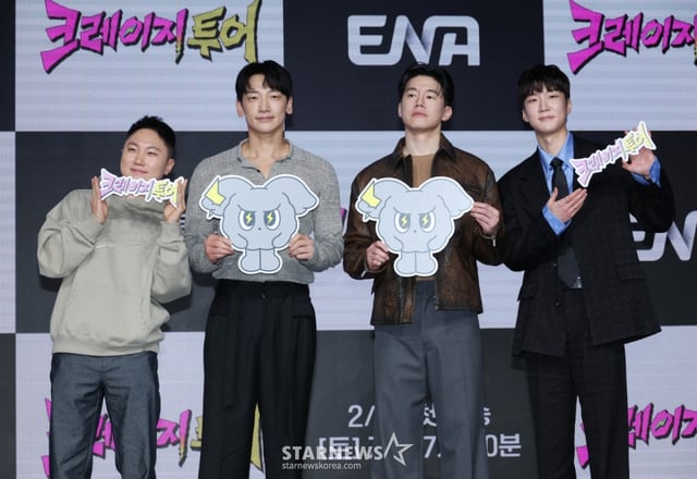 빠니보틀, 비, 김무열, 이승훈이 27일 오후 서울 마포구 상암동 쇼킹케이팝센터에서 진행된 ENA 예능 '크레이지 투어' 제작발표회에 참석해 포즈를 취하고 있다. 전 세계 곳곳에 숨어 있는 이색적인 액티비티와 도전을 찾아 떠나는 여행 예능 '크레이지 투어'는 오는 28일 첫 방송된다. /2026.02.27 /사진=이동훈 photoguy@