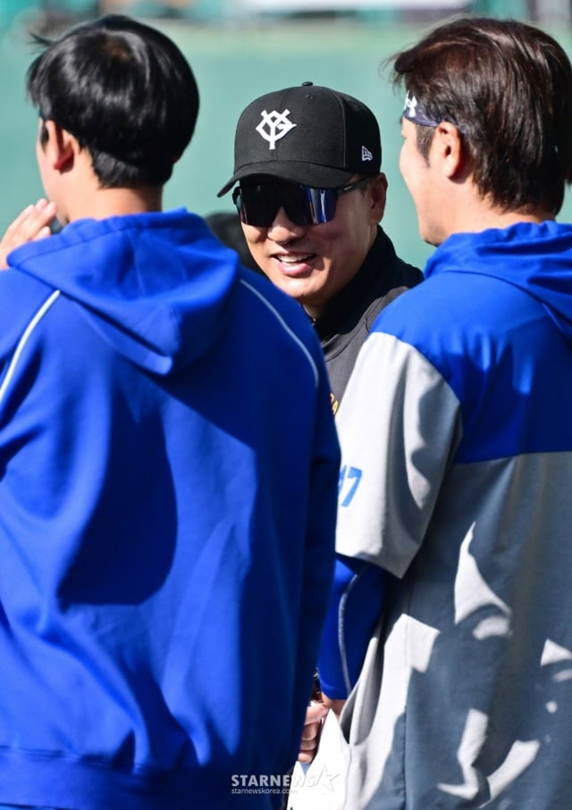 三星(サムスン)ライオンズが28日、沖縄県那覇のセルラー·スタティウムで巨人と練習試合を行った。 巨人の李承燁(イ·スンヨプ)コーチが三星(サムスン)の後輩たちを訪ねて励ましている。 /写真=キム·ジンギョン待機者