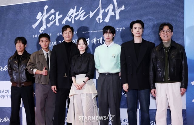 배우 유해진, 박지훈, 유지태, 전미도, 김민, 이준혁, 장항준 감독이 1월 27일 서울 송파구 롯데시네마 월드타워에서 진행된 영화 '왕과 사는 남자' VIP 시사회 포토월에 참석해 포즈를 취하고 있다. /2026.01.27 /사진=김휘선 hwijpg@