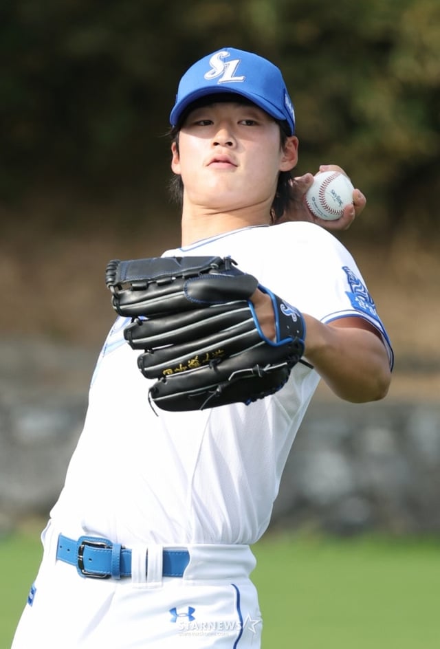 삼성 라이온즈가 22일 일본 오키나와 온나손 아카마 구장에서 스프링 캠프를 진행했다. 이호성이 피칭 훈련을 하고 있다. /사진=김진경 대기자
