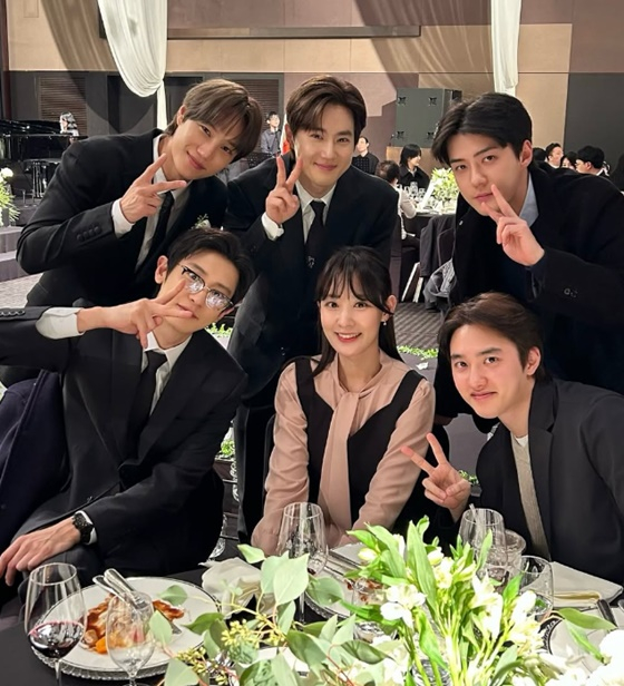 찬열 친누나 박유라(가운데)와 엑소 멤버들/사진=박유라 SNS