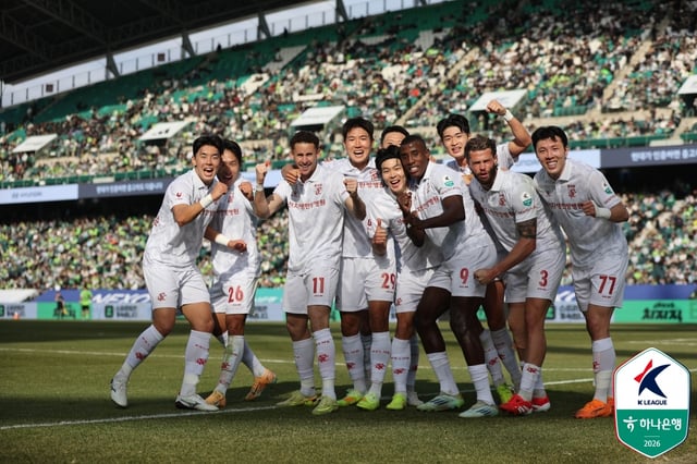 부천FC 1995 선수들이 1일 오후 2시 전주월드컵경기장에서 열린 하나은행 K리그1 2026 1라운드에서 득점 후 단체 세리머니하고 있다. /사진=한국프로축구연맹 제공