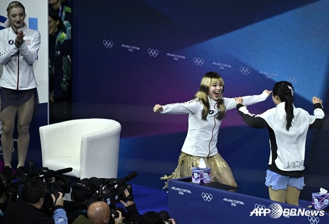 2026 밀라노·코르티나담페초 동계올림픽 피겨스케이팅 여자 싱글에서 우승을 차지한 알리사 리우(가운데)가 동메달 나카이 아미(오른쪽)와 함께 기뻐하고 있다. 앰버 글렌(왼쪽)이 모습을 지켜보며 박수를 보내고 있다. /AFPBBNews=뉴스1