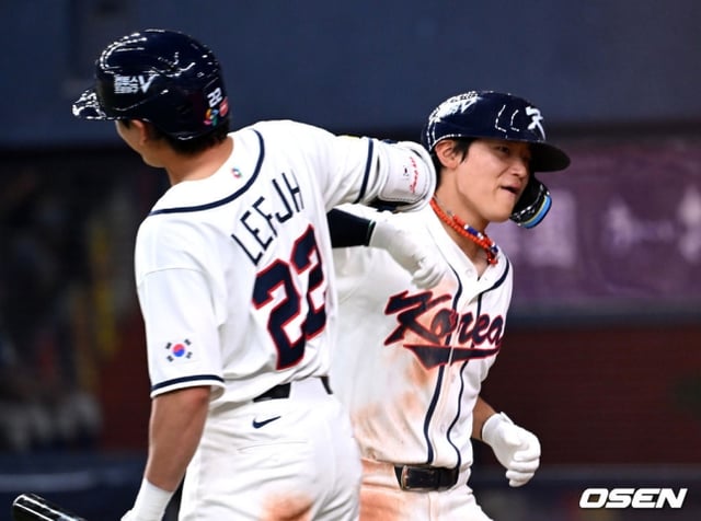 야구 대표팀 김도영(오른쪽)이 2일 일본 오사카 교세라돔에서 열린 한신 타이거스와 평가전에서 5회초 앞서가는 솔로 홈런을 날린 뒤 이정후와 하이파이브를 하고 있다.