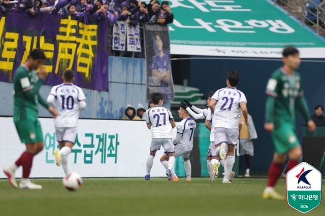FC안양 마테우스(7번)가 동점골을 넣고 세리머니하고 있다. /사진=한국프로축구연맹 제공