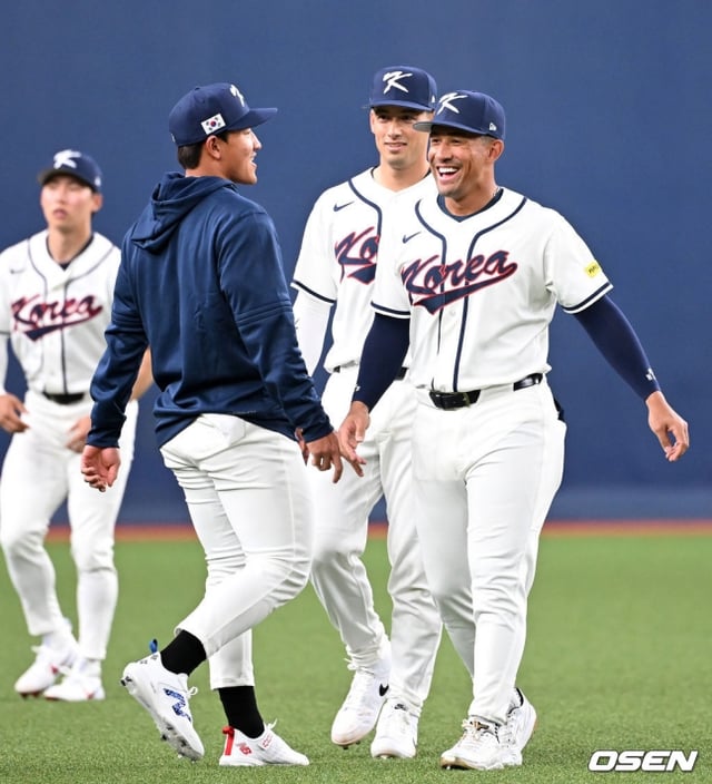 韓国野球代表チームに合流したジャーマイ·ジョーンズ（右）とシェイ·ウィットコム（中央）が2日、阪神タイガースとの強化試合を控え、ウォーミングアップをしながらアン·ヒョンミンと話を交わしている。