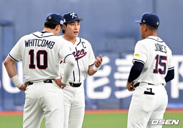 試合を控えて主将の李ジョンフ（中央）の助言を聞いているウィットコム（左）とジョーンズ。 
