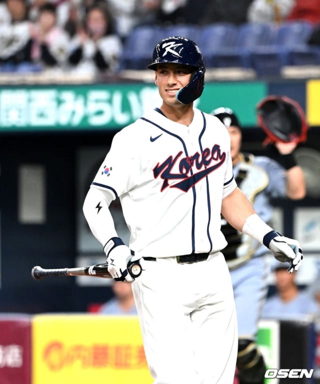 捕手のファウルフライで退き、悔しさを露にしているウィットコム。 