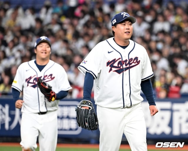 한국 야구 대표팀 류현진(오른쪽)이 2일 한신  타이거스와 평가전에서 이닝을 막아내고 미소를 짓고 있다.