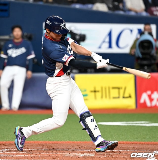 한국 야구 대표팀 김도영이 3일 일본 오사카 교세라돔에서 오릭스 버팔로스전에서 2회말 스리런 홈런을 날리고 있다.