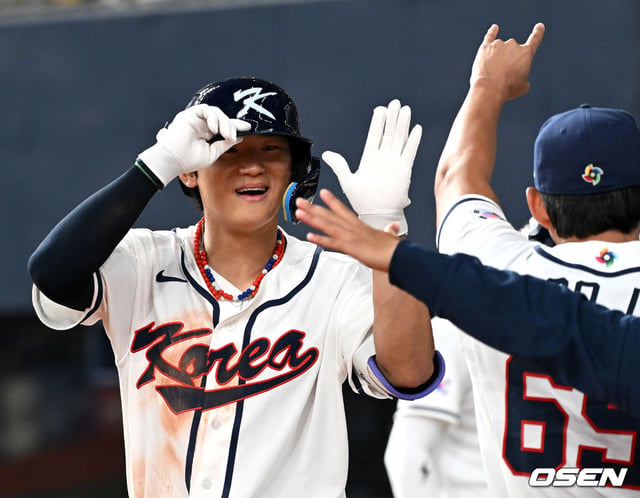 2일 한신전 홈런을 터뜨리고 환영을 받으며 더그아웃으로 향하고 있는 김도영.