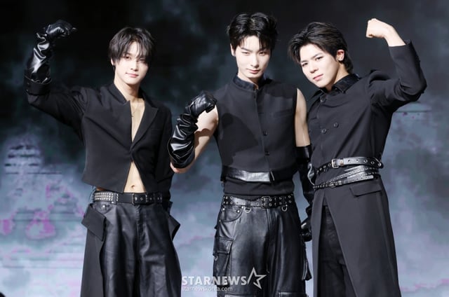 그룹 빅오션이 3일 서울 마포구 쇼킹 케이팝 센터에서 진행된 미니3집 'THE GREATEST BATTLE' 발매 기념 쇼케이스에서 포즈를 취하고 있다. /2026.03.03 /사진=김휘선 hwijpg@